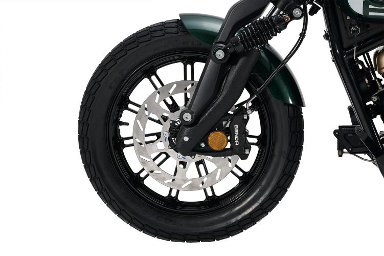 La Benda Napoleon 125 propose une position de conduite détendue, idéale pour les trajets urbains.