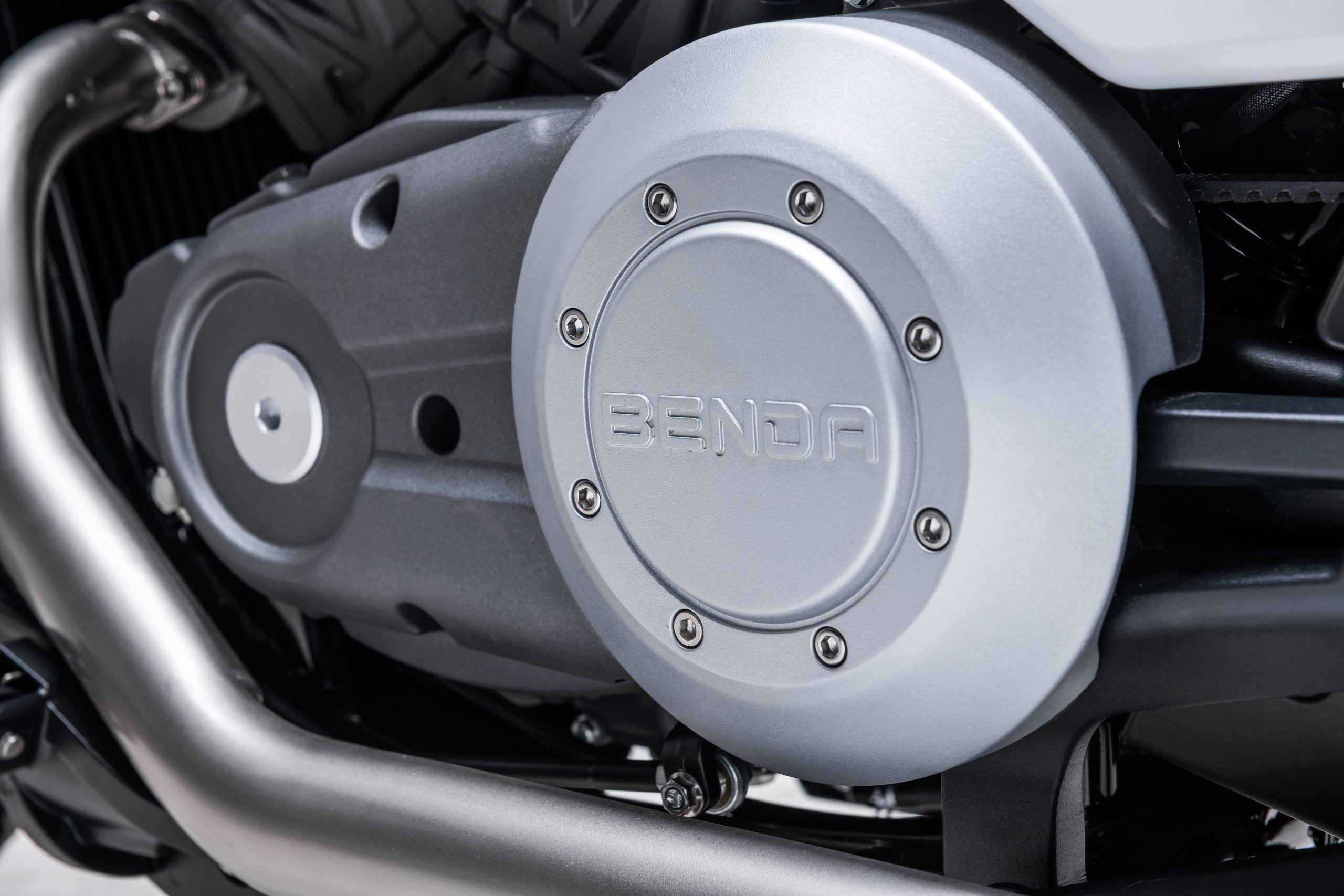 Le bruit moteur de la Benda Rock 125 donne une vraie personnalité à la moto.